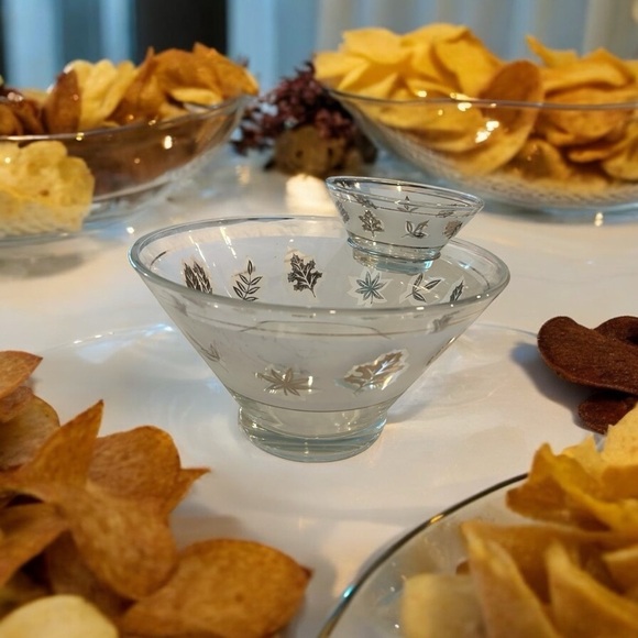 Mid-century Starlyte Chip and Dip Bowls in Silver Leaf - Picture 1 of 13
